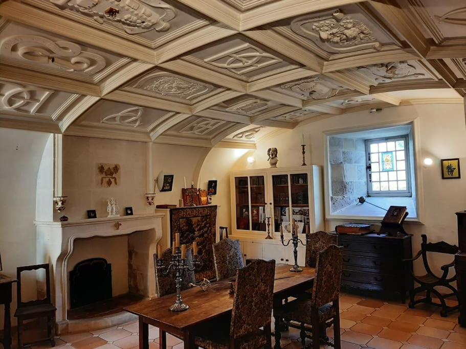 Chateau De Mornay Saint-Pierre-de-l'Isle Buitenkant foto